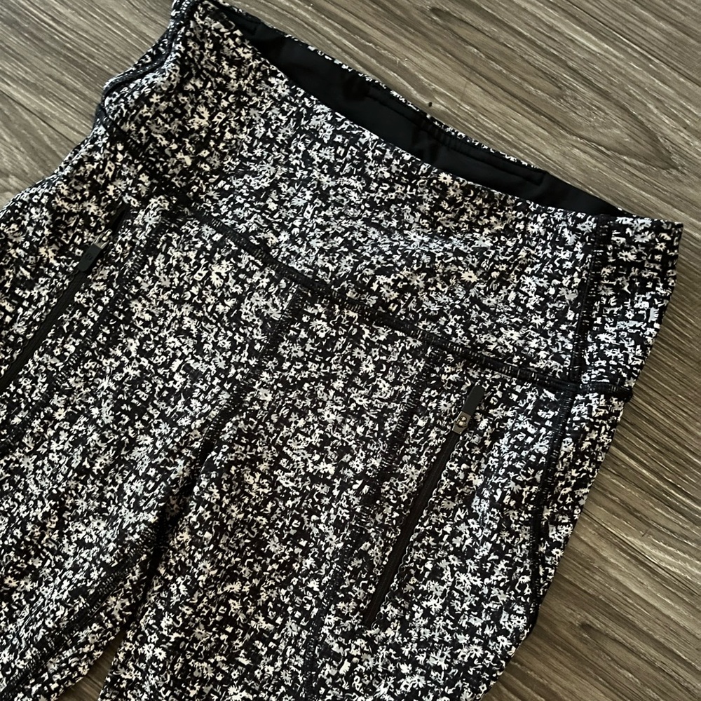 NEW Lululemon leggings size 4 Invigorate with zipper pockets